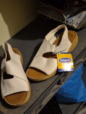 Dr. Scholl's Size 7 White Leather Slingback Sandals with Tan Soles